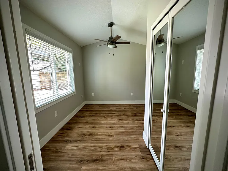 910 La Salle Ave #A — Photo 13