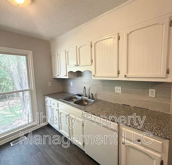 512 Nottingham Dr — Photo 3