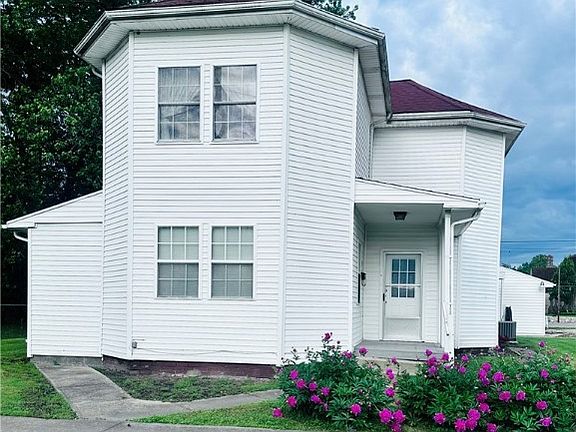 2nd image of 122 Perry St