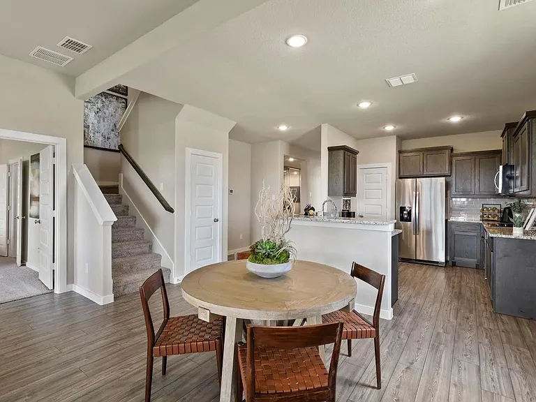2817 Foxwood St — Photo 4