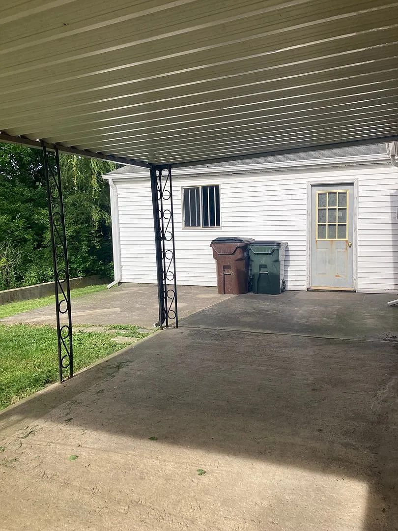 Must See! Large 3 Bedroom, 2 Bath Ranch Home in Englewood w/Large Detached Garage — Photo 3