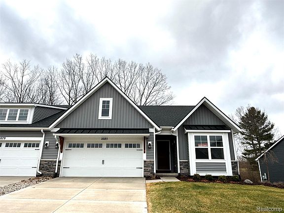 2nd image of 1085 Camellia Cir #32