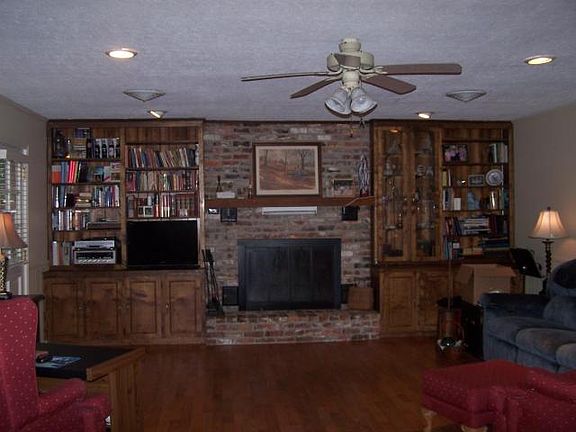 FAMILY ROOM WITH FIREPLACE
