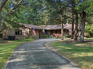 N9162 Woodridge Ct, East Troy, WI 53120