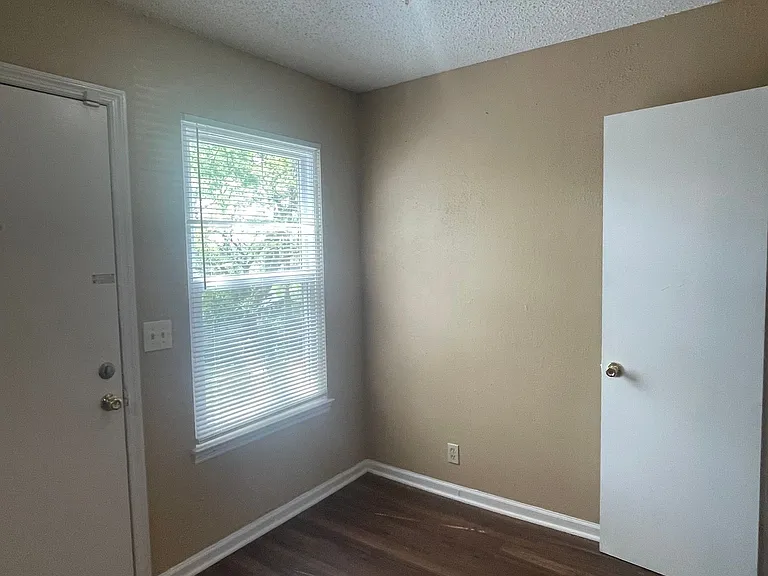 438 Roger Williams Ave — Photo 4