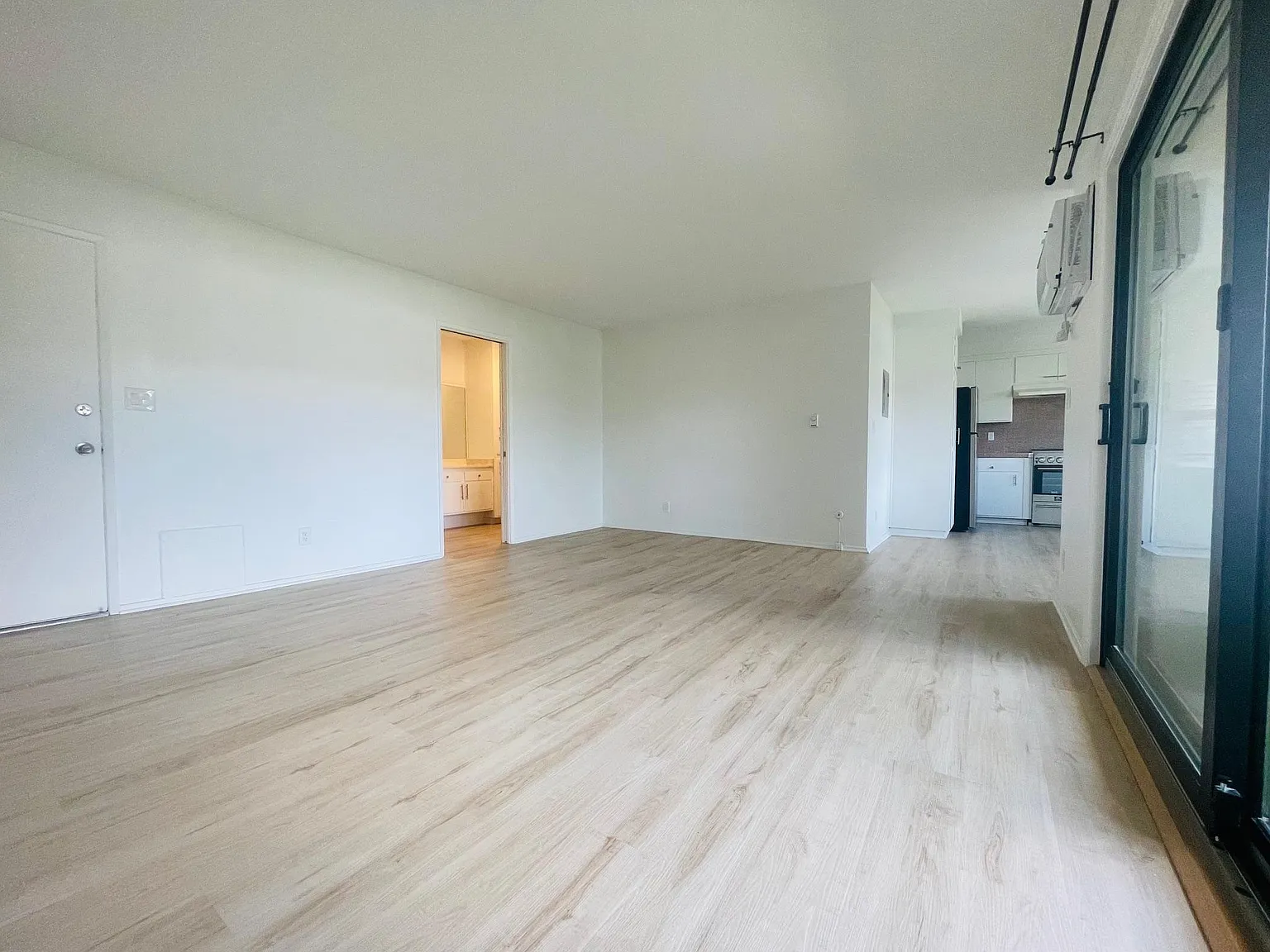 1 bed, 800 sqft, $2,995 — Photo 3