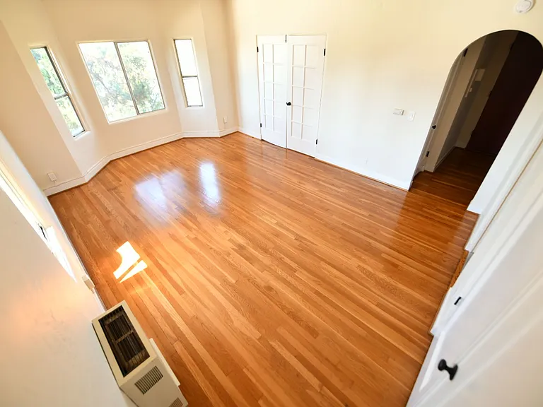 479 Merritt Ave — Photo 13