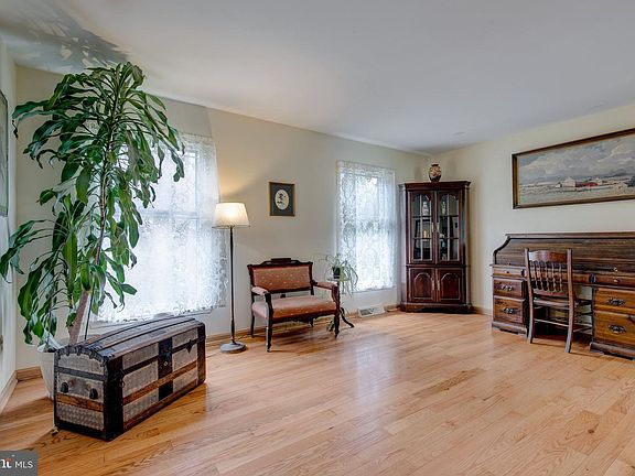 4th image of 305 William Salesbury Dr