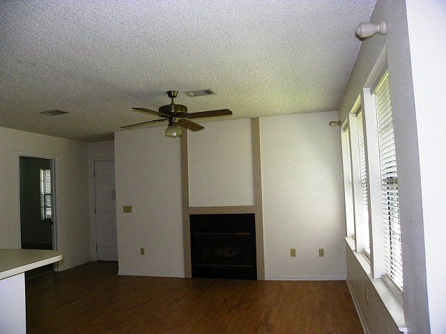 1st image of 105 Carriage Dr