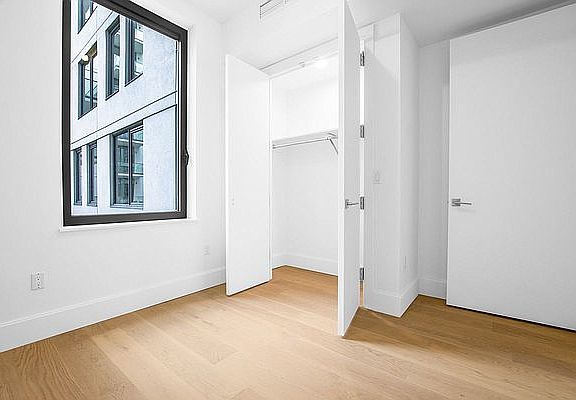 4th image of 22-18 Jackson Ave #502