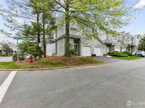 1 Picaron Pl, Laurence Harbor, NJ 08879