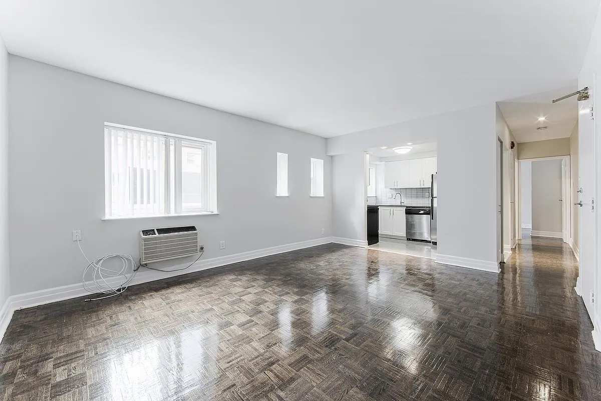 77 Wellesley Street East — Photo 4