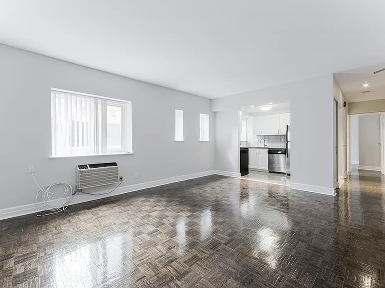 77 Wellesley St E — Photo 3