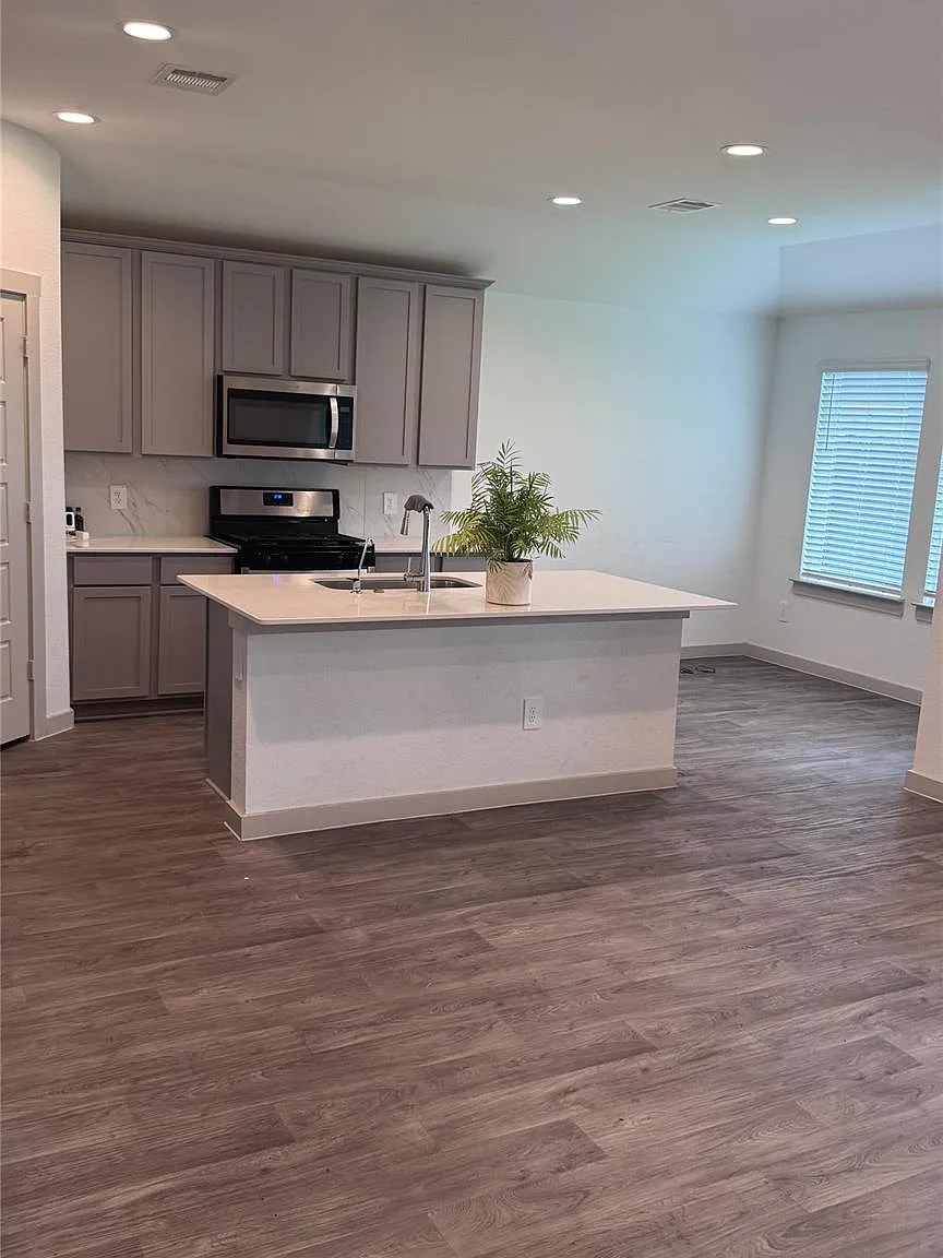 3 bed, 2.0 bath, 1257 sqft, $2,200 — Photo 2
