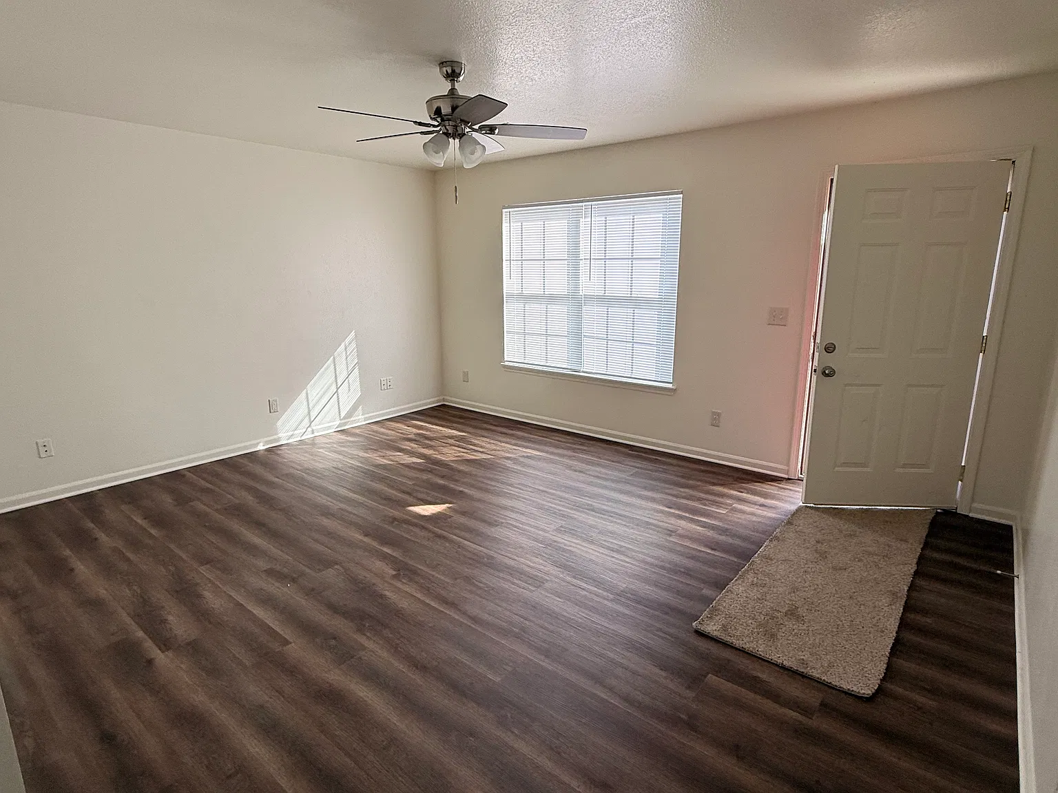 3 bed, $1,425 — Photo 3