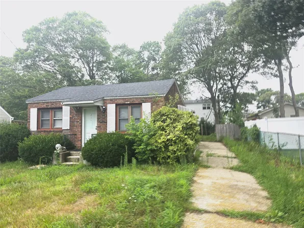 21 Sherwood Dr, Mastic Beach, NY 11951