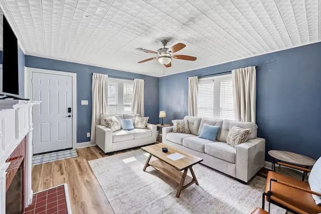 3 bed, 1164 sqft, $2,400 — Photo 2
