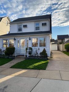 131 Ingraham Lane, New Hyde Park, NY, 11040