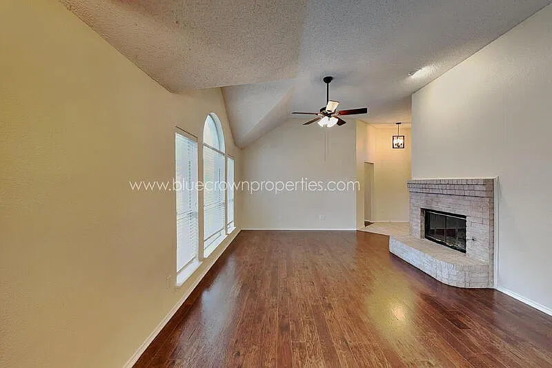 3 bed, 2.0 bath, 1285 sqft, $2,050 — Photo 2