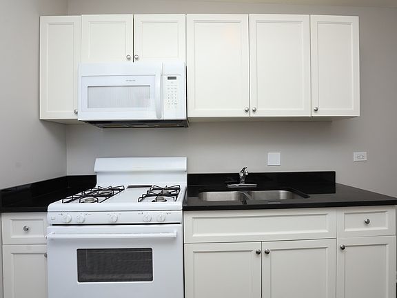 3rd image of 5748 N Winthrop Ave #103