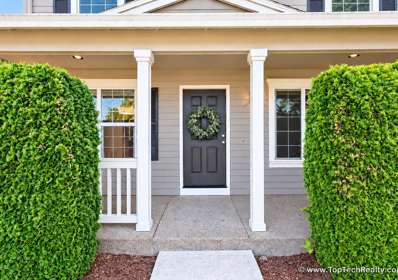 Gorgeous Corner Lot | 3 Bedroom | 2.5 Bathrooms | Plus den/office | Single Family Home | Located ... — Photo 2