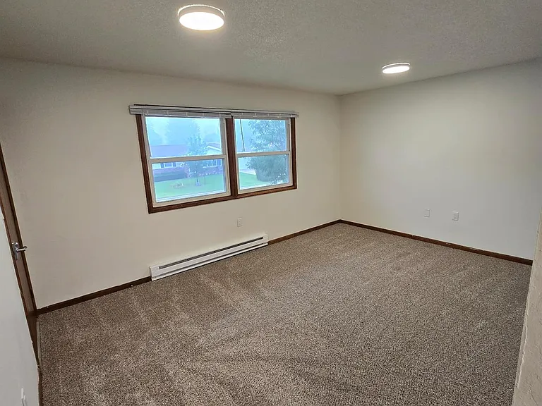 616 S Clinton St — Photo 2
