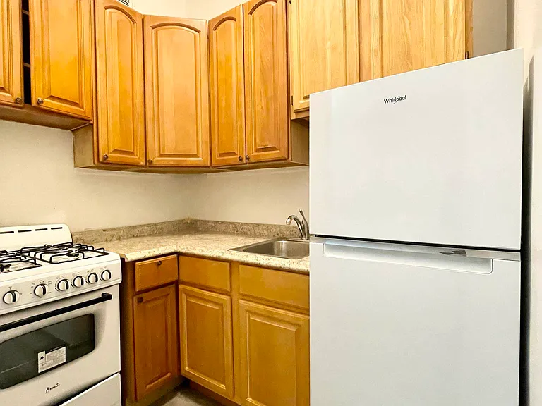 300 E 86th St #1C — Photo 4