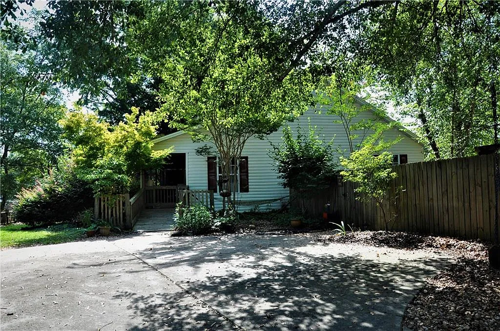 441 Oak St photo 1