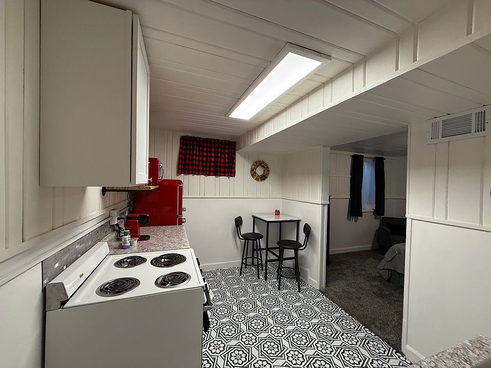 2nd image of 17 2nd Ave NE #3