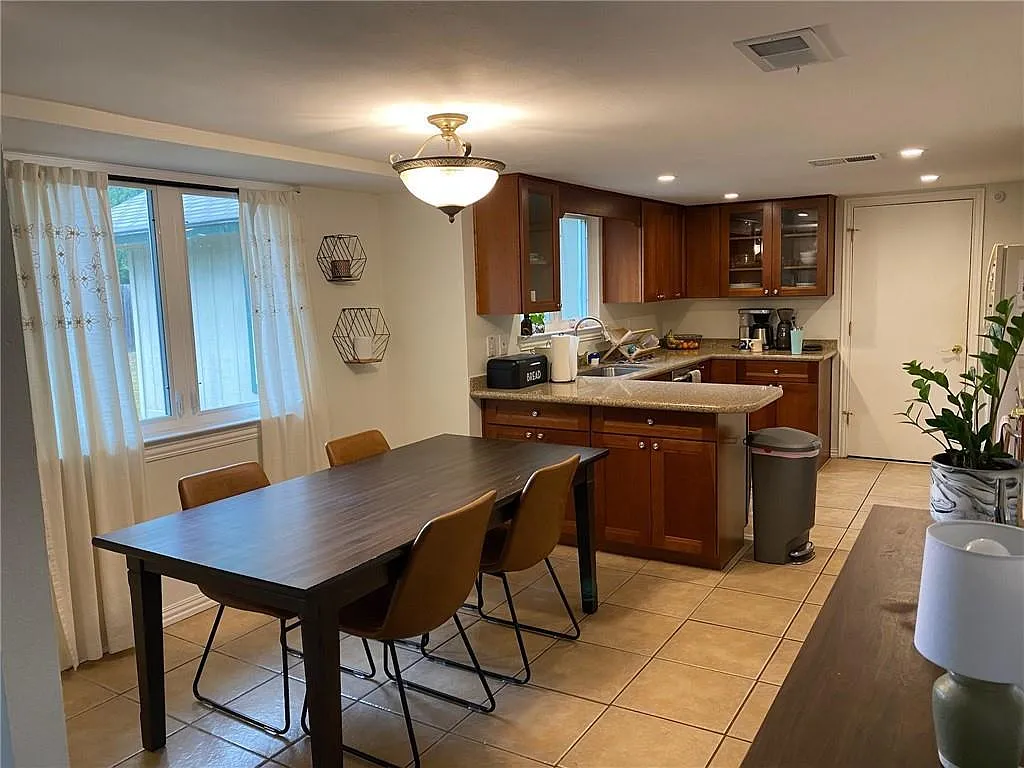 4 bed, 3.5 bath, 1742 sqft, $2,400 — Photo 4