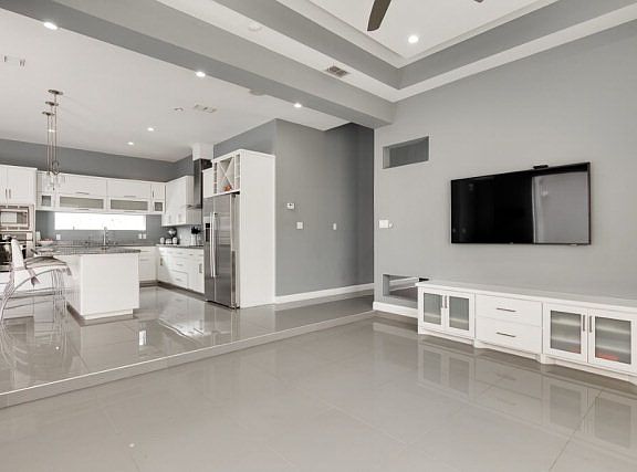 5th image of 1366 Garden Dr