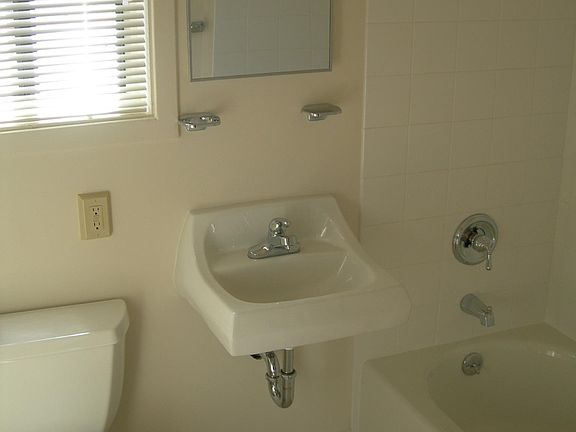 3rd image of 1577 Pershing Dr APT B