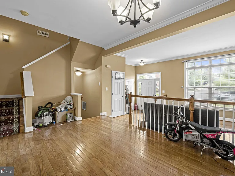 645 McLeary Sq SE — Photo 4