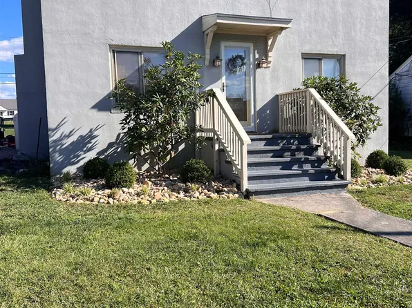 1008 4th St, Radford, VA 24141