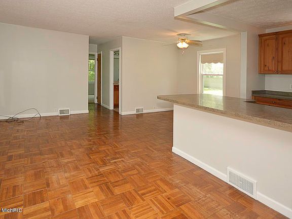 3rd image of 608 E Van Buren St