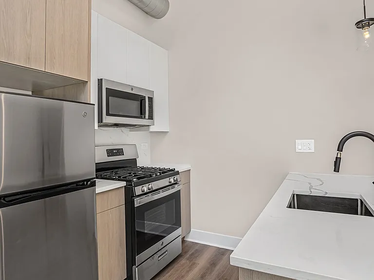 4533 N Clark St — Photo 10