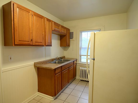 4th image of 1938 Lawn Ave