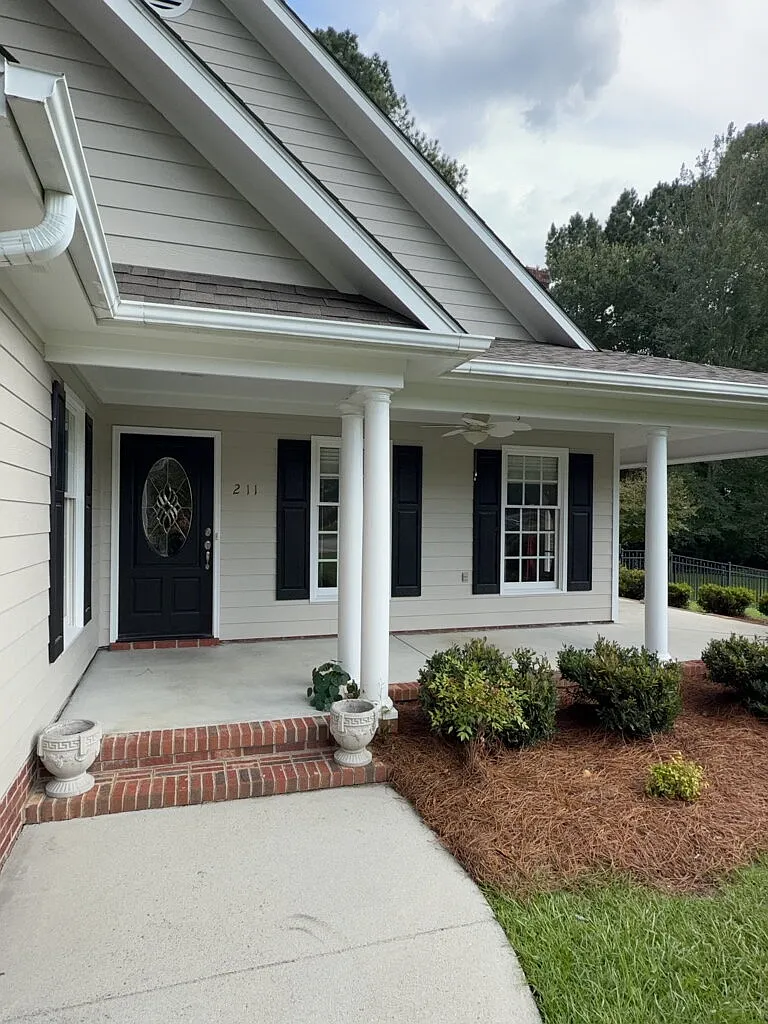 4 bed, 3.0 bath, 2498 sqft, $2,800 — Photo 2