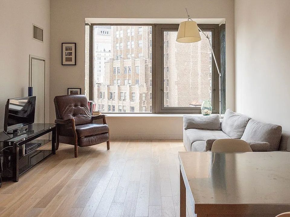 1st image of 75 Wall St #32G