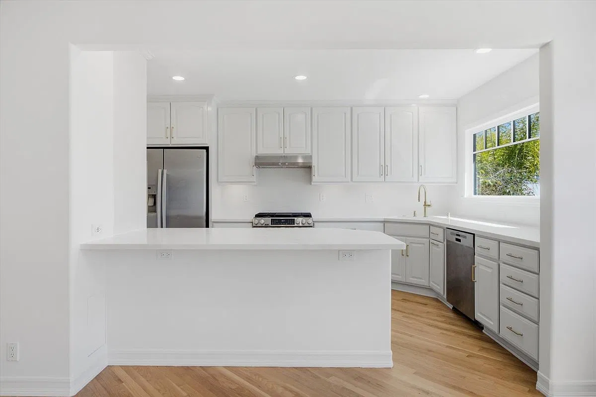 3 bed, 1209 sqft, $9,750 — Photo 4