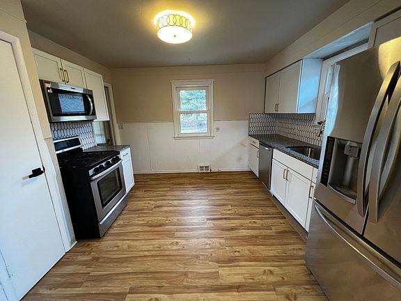 3rd image of 873 Davis St