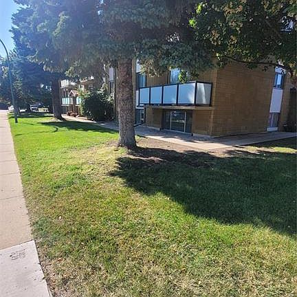 3rd image of UNIT 4-111 St Lawrence CRESCENT
