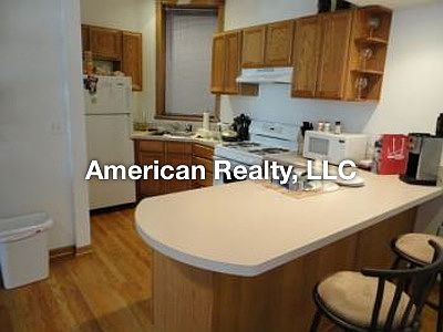 2nd image of 1427 N Wood St APT 1R