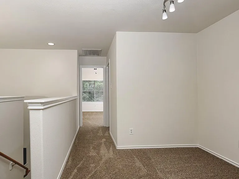 102 Blue Creek Ct — Photo 16