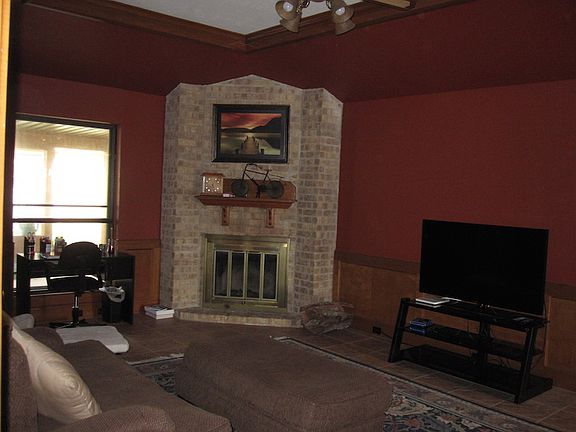3rd image of 1081 Meadowridge Dr