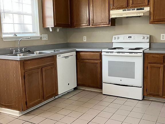 3rd image of 613 Castlegate Dr
