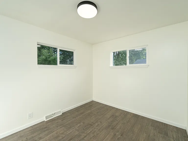 966 E Barrett Ave — Photo 6