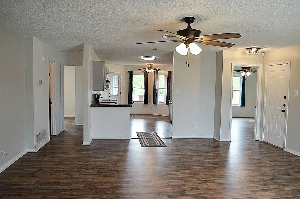 Building Photo - 5815 Medina Dr