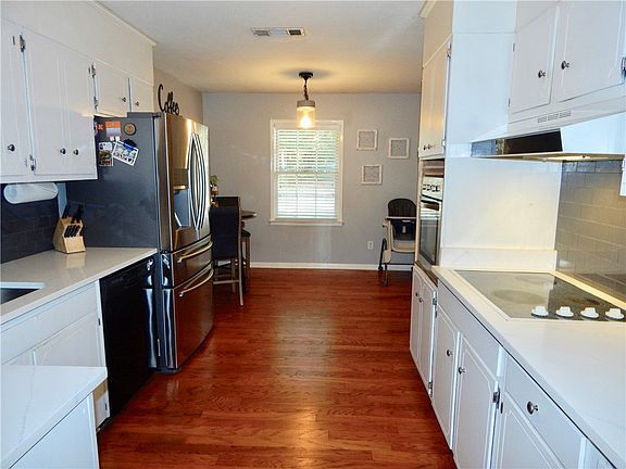 5th image of 1111 Cumberland Dr