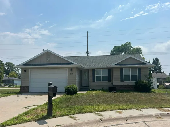 305 E 20th St, Cozad, NE 69130